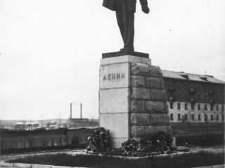 Цветы В.И. Ленину